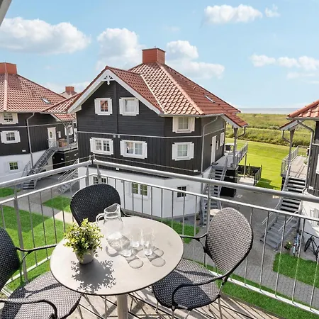 Three-bedroom In Lägenhet